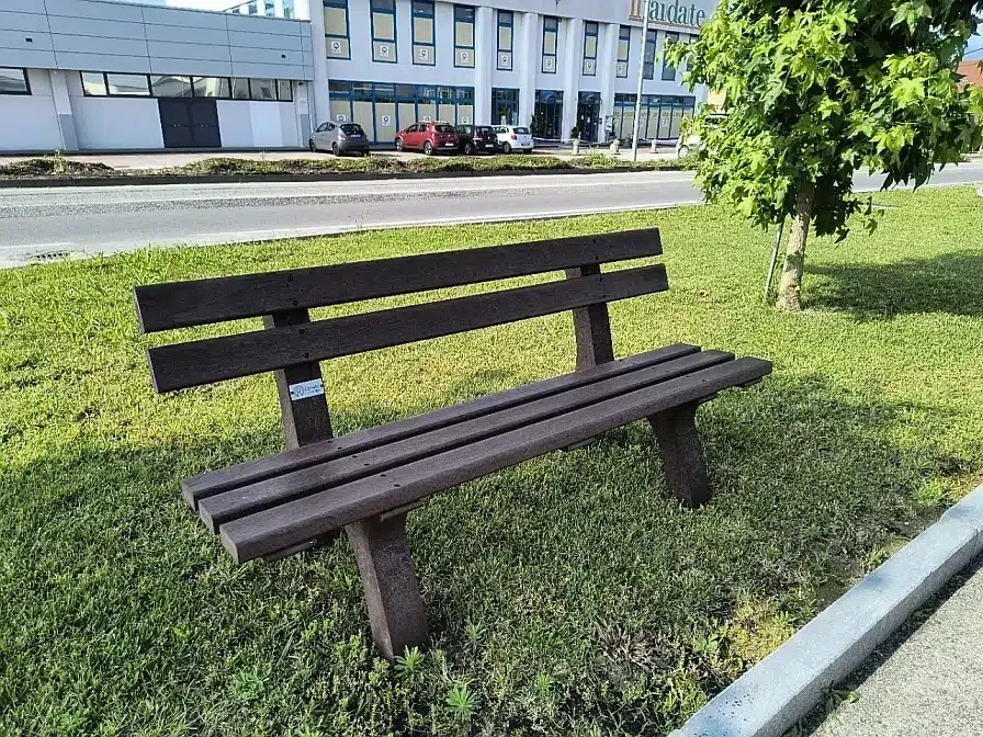 panca val po con schienale in plastica rigenerata