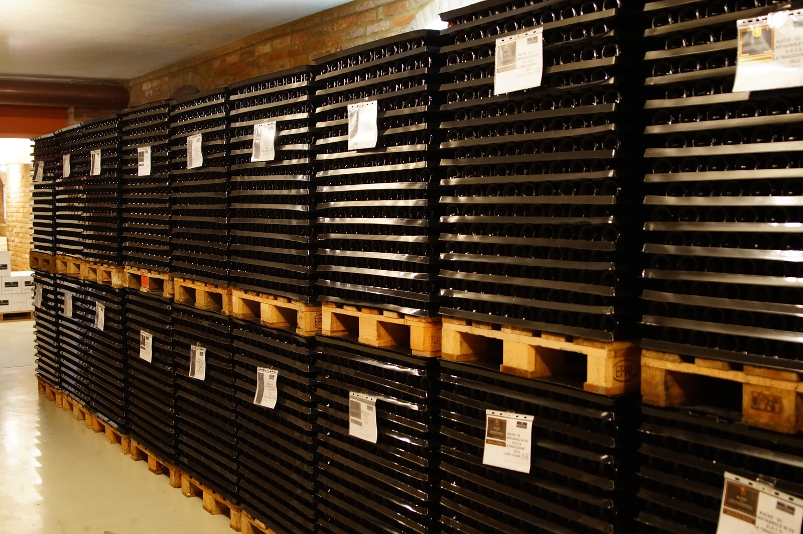 interfalde vinplast in plastica riciclata stoccaggio del vino sovvraponibili logisto